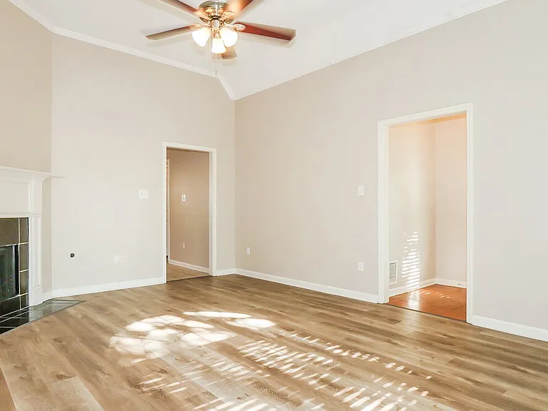 600 Ashley Glen Cir W — Photo 6
