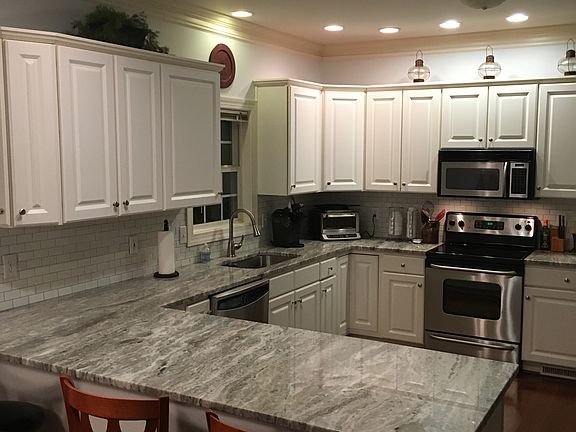 4th image of 140 Marguerite Dr
