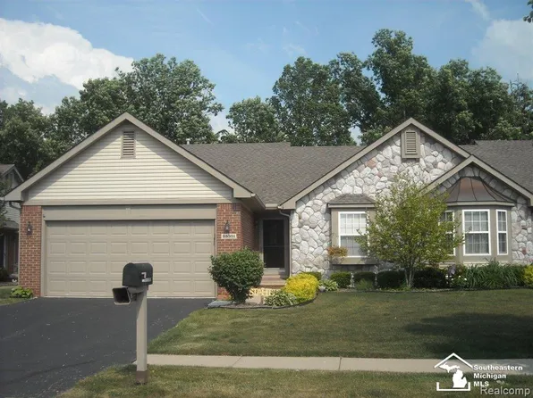 25351 Tara Ln, Flat Rock, MI 48134