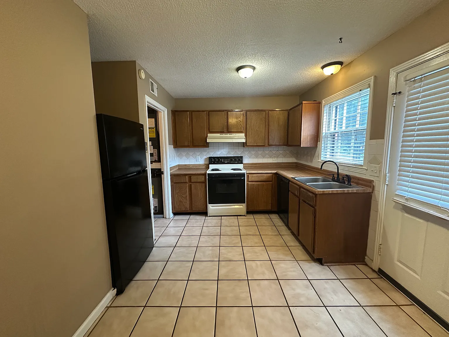 2 bed, 1.5 bath, 1024 sqft, $1,275 — Photo 3