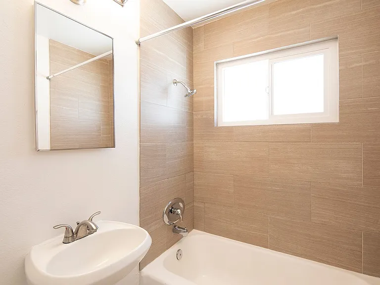 Talmadge Pacific Apartments — Photo 11