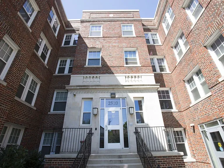 Dahlgreen Court Apartments — Photo 1