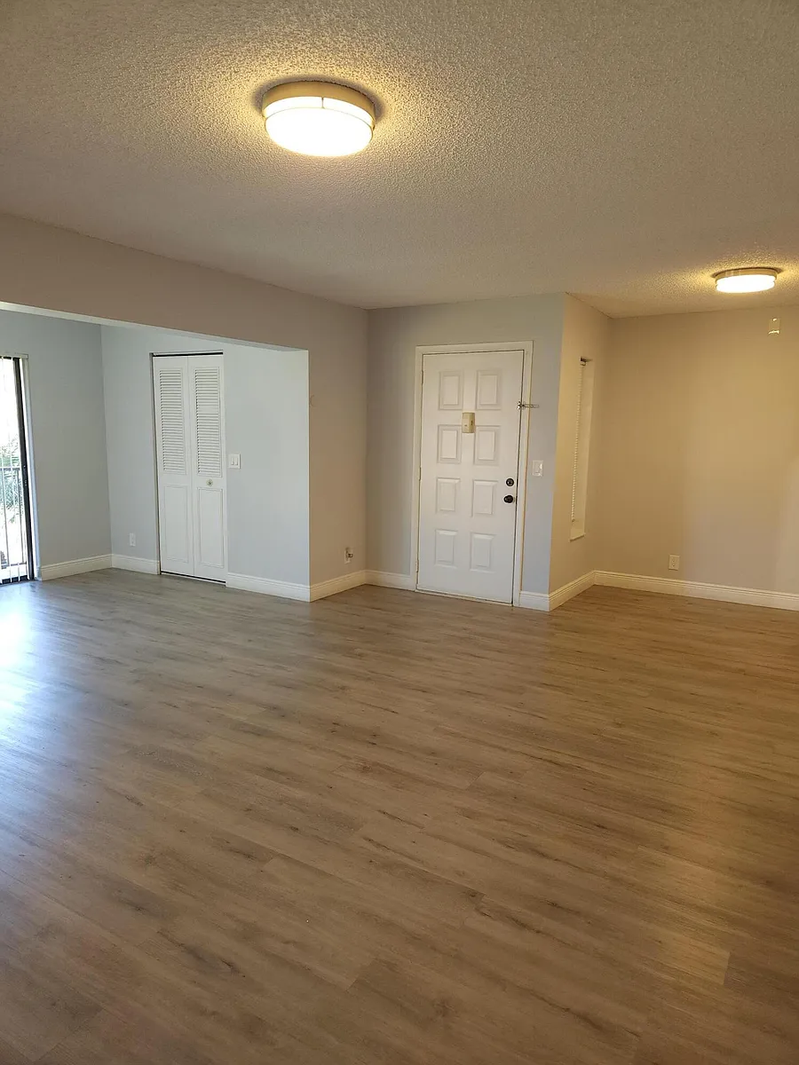 Building Photo - 502 Shady Pine Way #D2