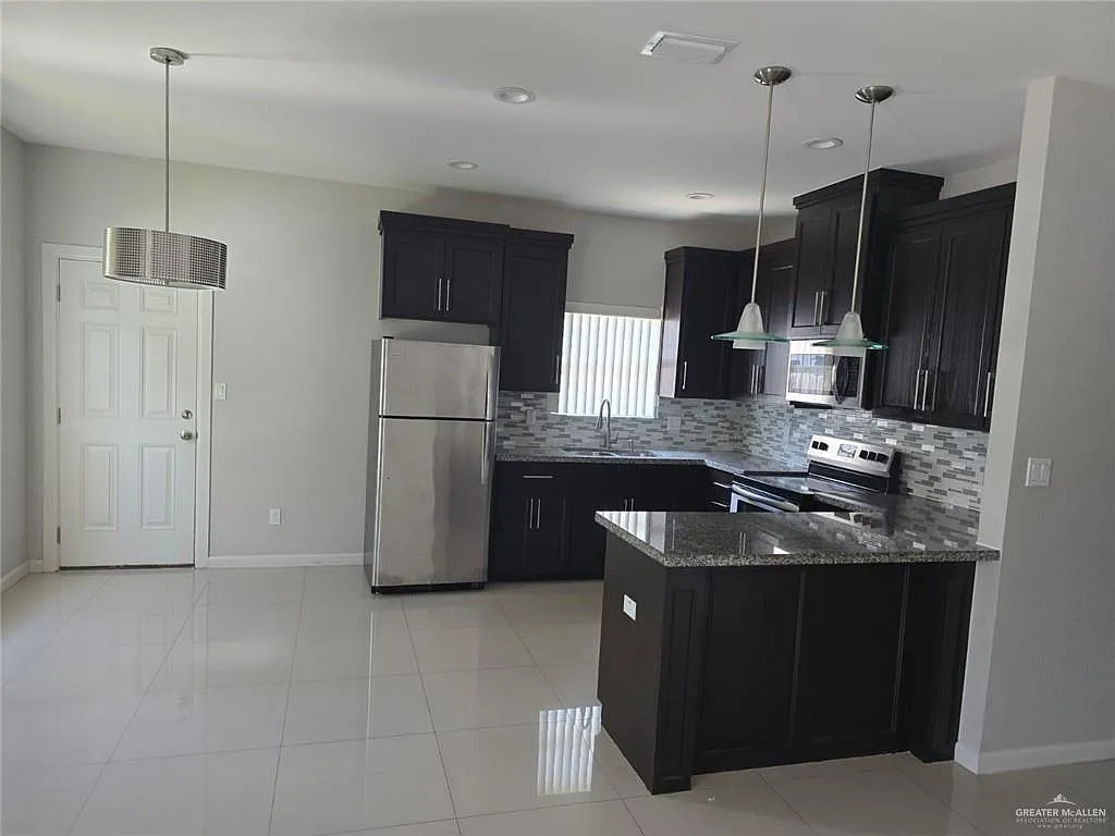 2 bed, 2.0 bath, 1100 sqft, $1,200 — Photo 4