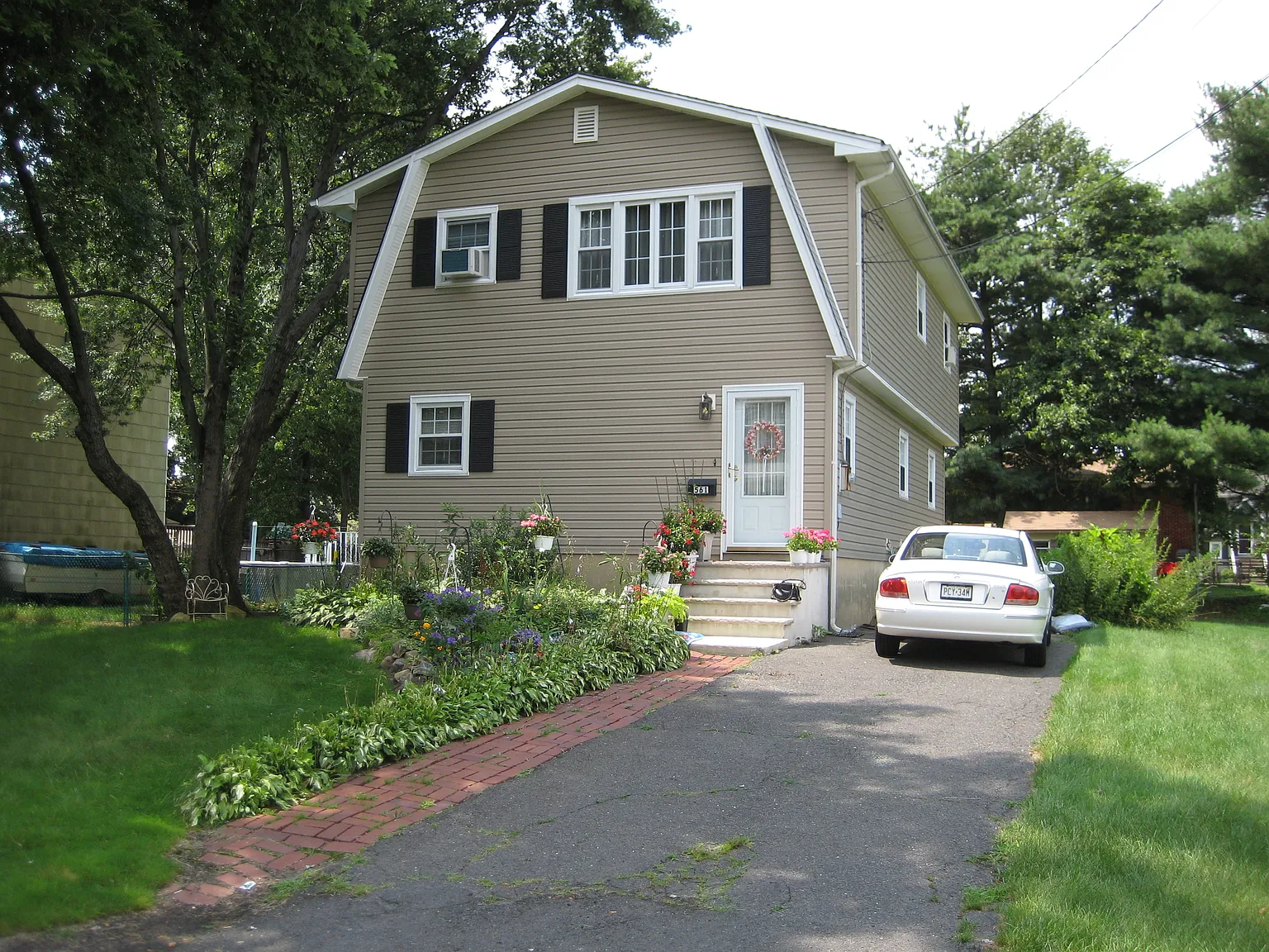 561 Vesper Ave photo 1