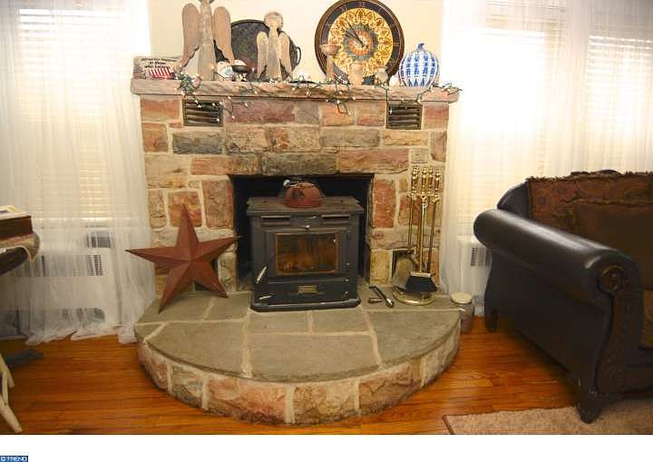 2nd image of 230 Nichols St