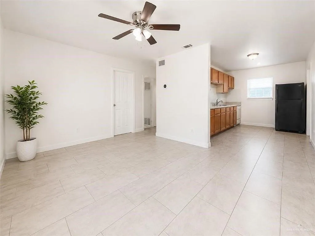 3 bed, 1.0 bath, 988 sqft, $1,100 — Photo 4