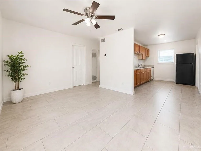 1018 W Smith St — Photo 4