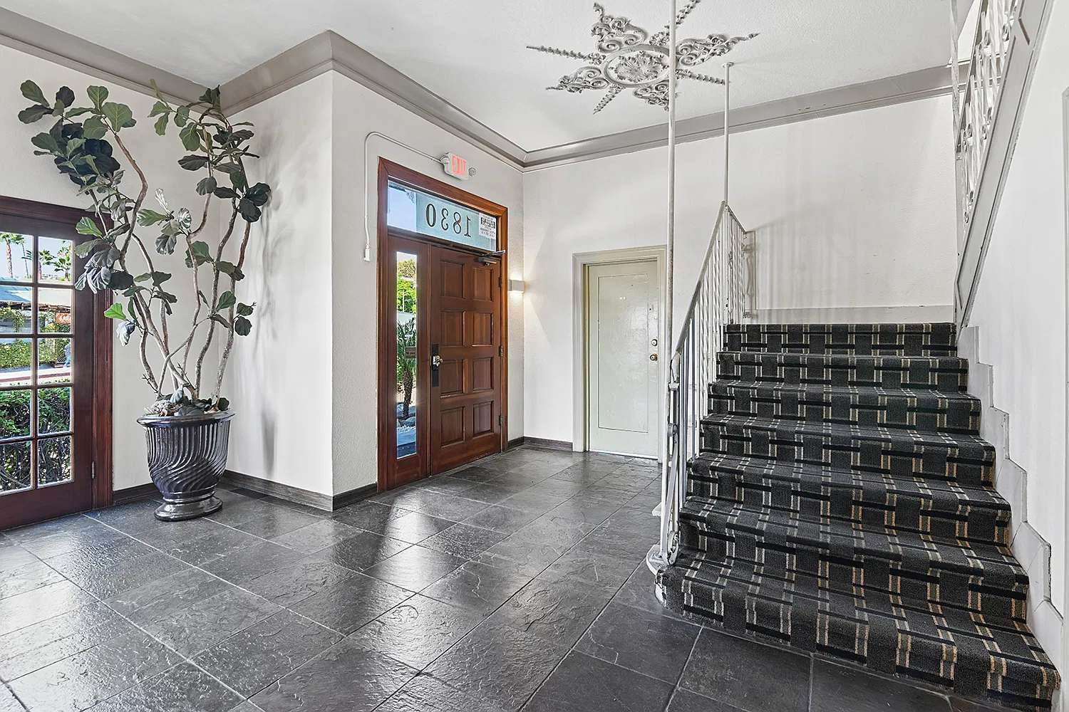 Cahuenga Apartments — Photo 3
