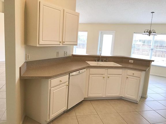 5th image of 555 SW Ester Ave
