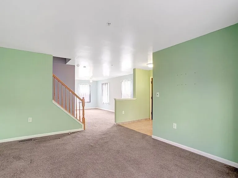 1121 Varney St SE — Photo 4