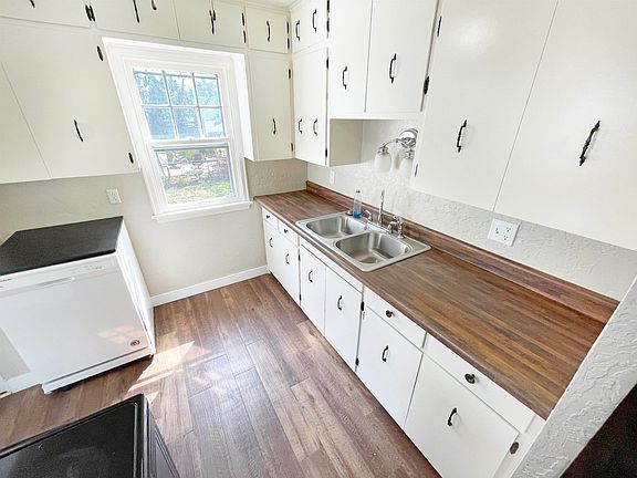 3rd image of 910 E C St