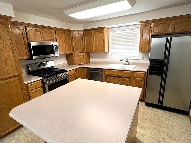 734 Hemlock Ct — Photo 3