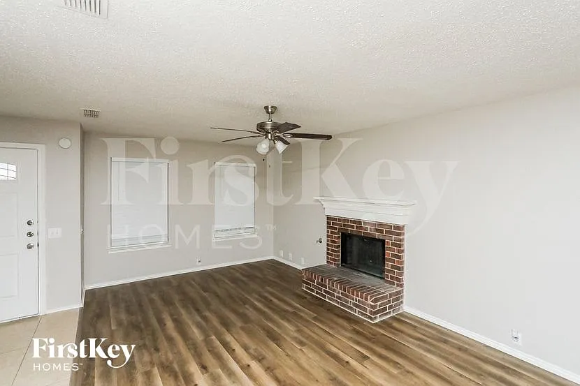 4 bed, 2.5 bath, 1876 sqft, $1,935 — Photo 2
