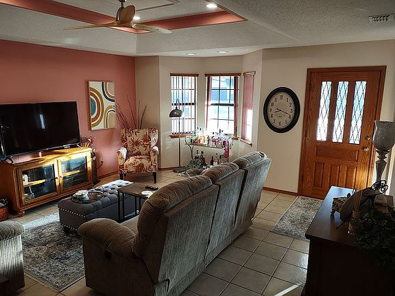 2nd image of 907 Santa Anna Dr