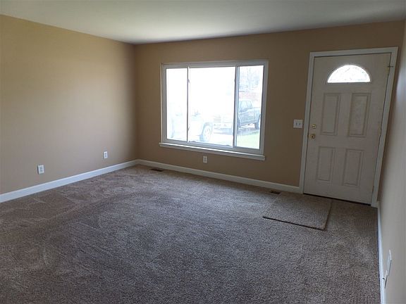 3rd image of 729 Grant Cir