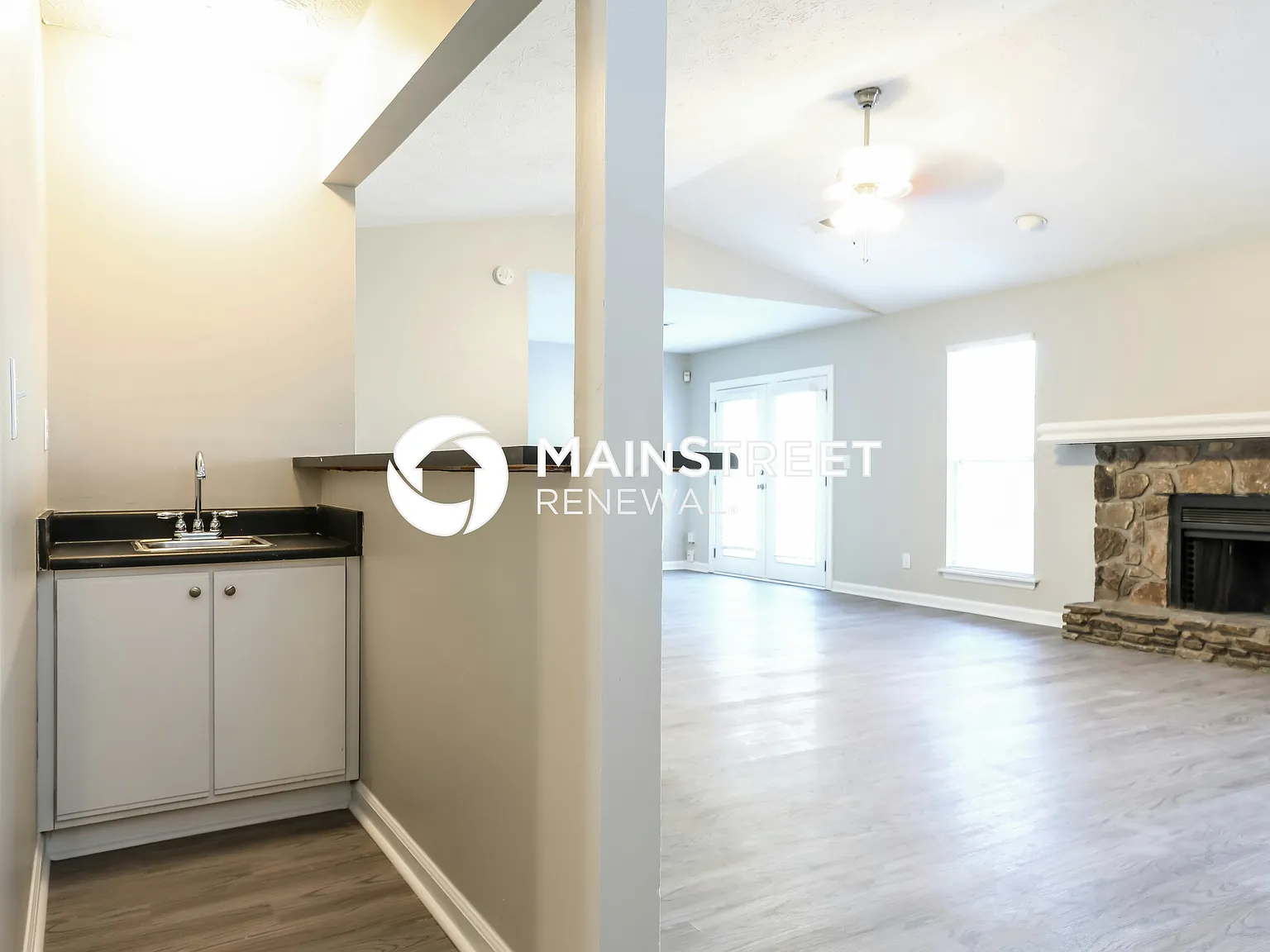 2323 Hampton Dr — Photo 4
