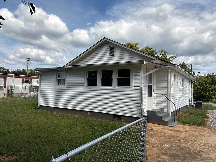 3 bed, 1.0 bath, $1,200 — Photo 3