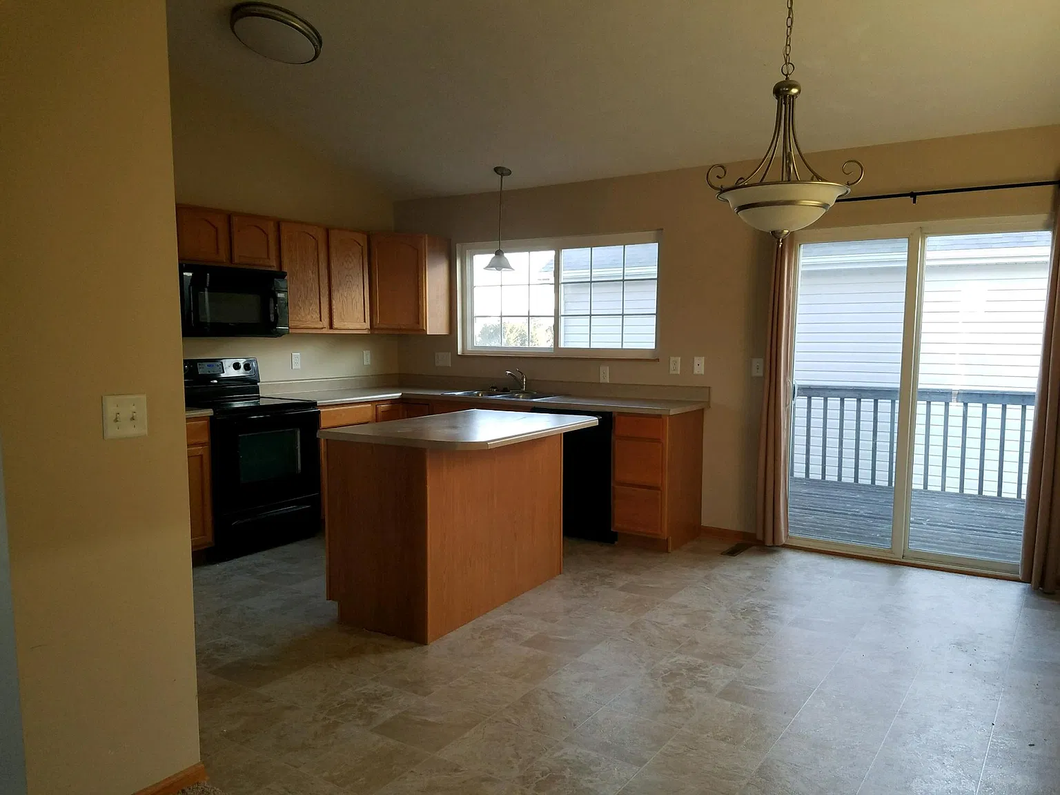 4 bed, 2000 sqft, $2,200 — Photo 1