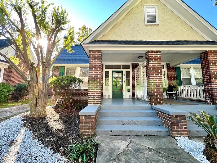 2 bed, 1.0 bath, 900 sqft, $1,250 — Photo 2