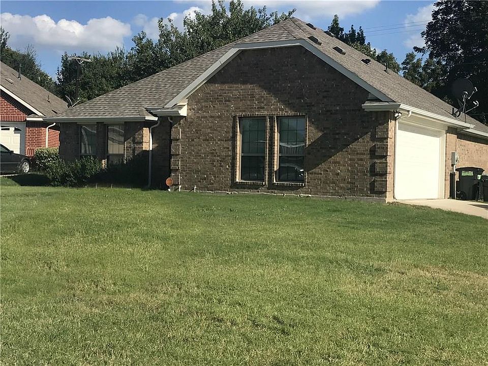 1st image of 605 Oakmont Dr