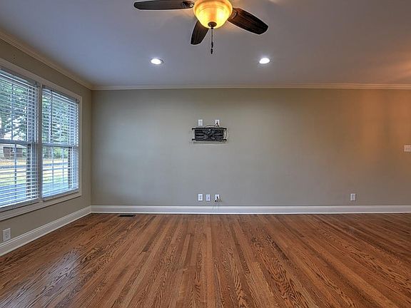 4th image of 1311 Woodside Dr