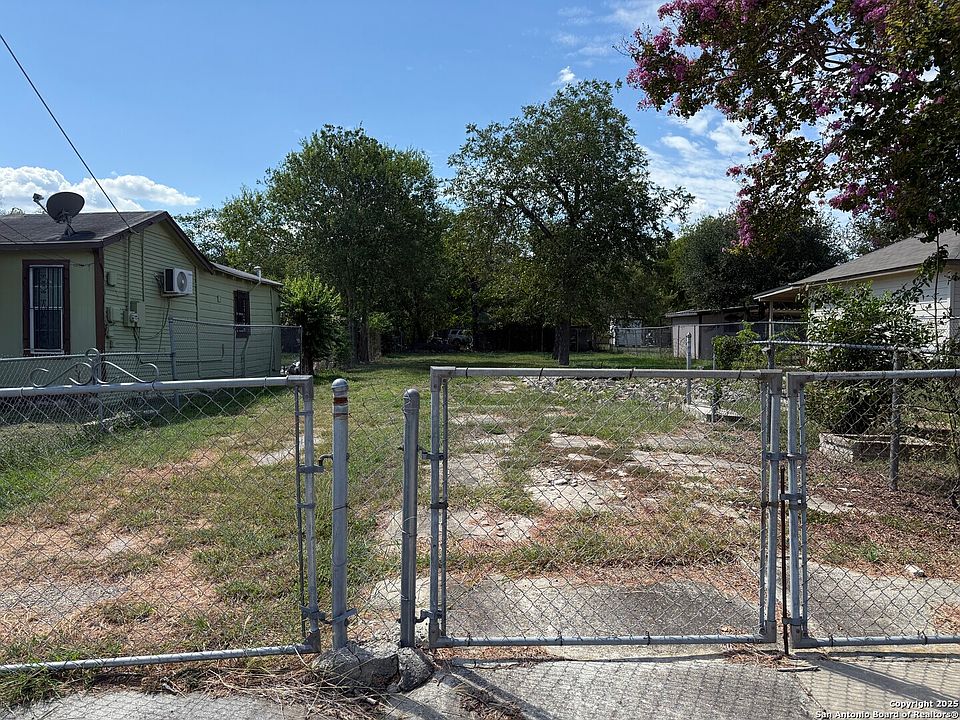 2nd image of 229 Quinta LOT 25