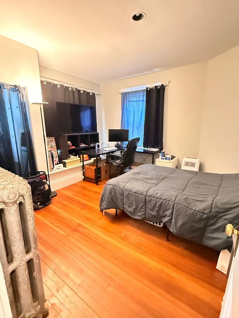 No Brokers Fee, No Security Deposit, Parking Included, heat, Hot Water Included, Laundry on a Site — Photo 1