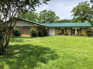 912 Calvert St, Hearne, TX 77859