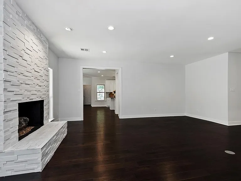 810 Herdsman Dr — Photo 5
