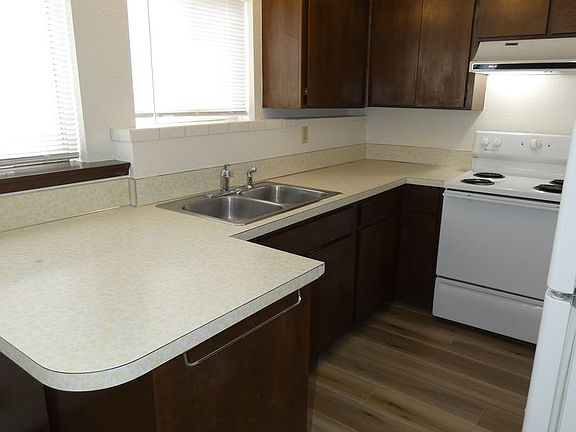 3rd image of 1004 W 17th St #6
