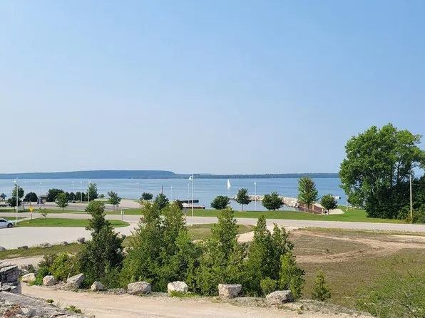 1 Quarry Bluff Ct, Sturgeon Bay, WI 54235