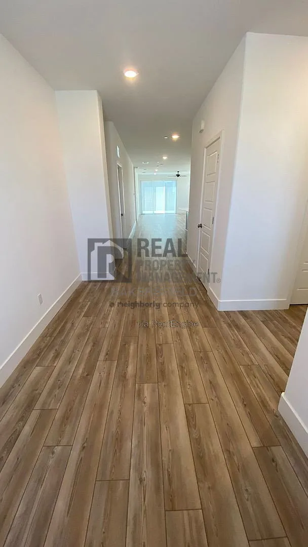 4 bed, 3.0 bath, 2086 sqft, $2,575 — Photo 2