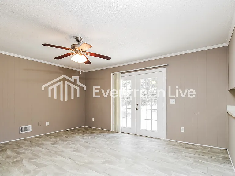 2021 Larchmont Dr — Photo 5
