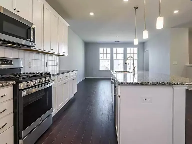 1009 Commack Dr — Photo 4