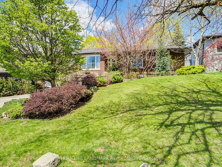 102 Stratford Cres — Photo 2
