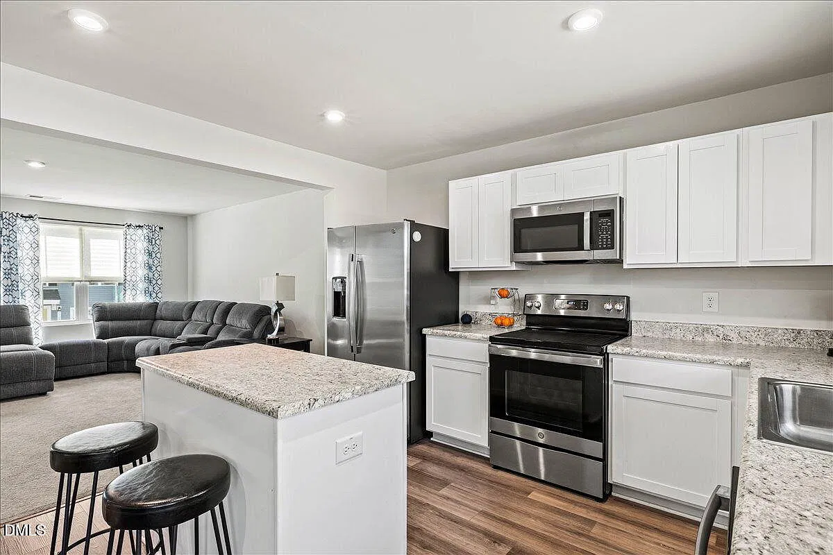 3 bed, 2.5 bath, $1,800 — Photo 1