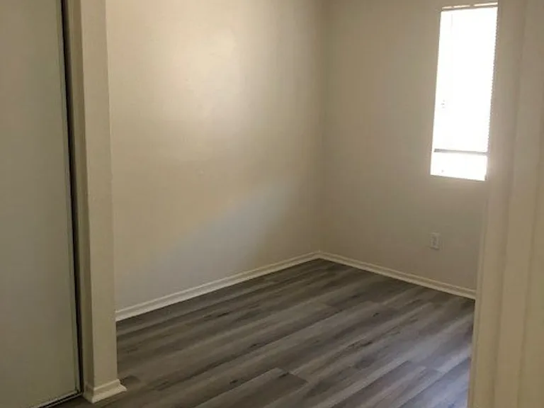 Elm Terrace Apartments — Photo 40
