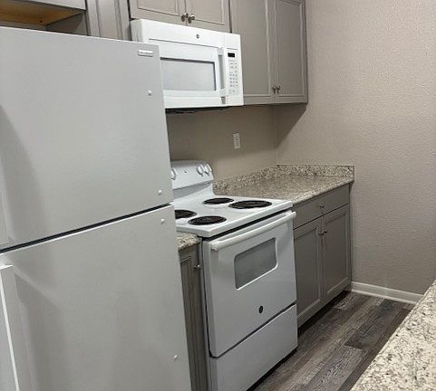 4th image of 522 Carol Crest St