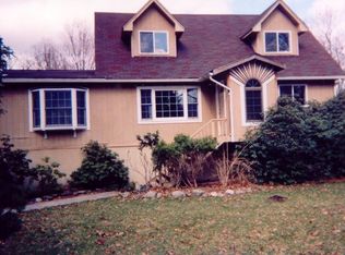 10 Juniper Ter, Dingmans Ferry, PA 18328