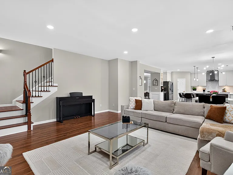 323 Revolution Dr — Photo 20