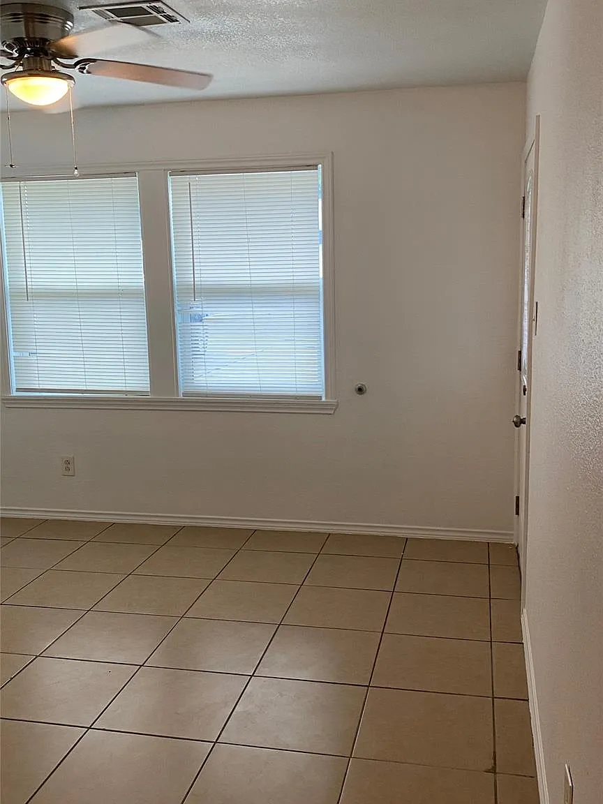 2 bed, 1.0 bath, 900 sqft, $1,200 — Photo 2