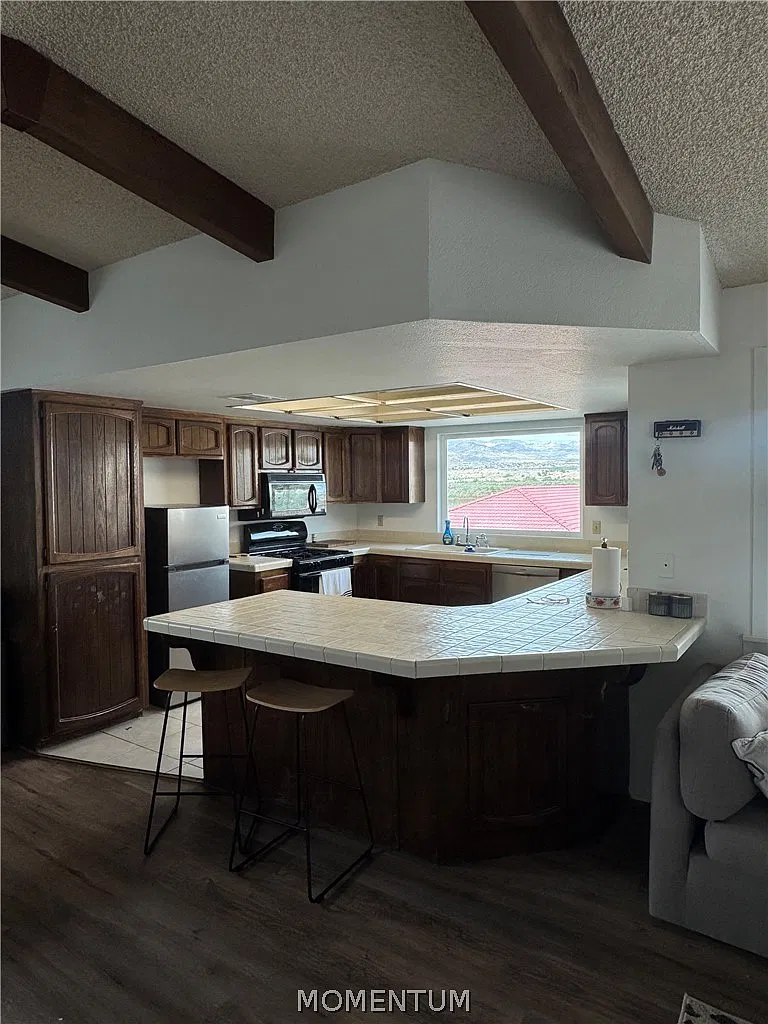 4 bed, 3.0 bath, 2558 sqft, $1,900 — Photo 2
