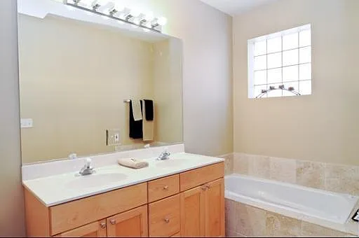 2353 W Congress Pkwy — Photo 3
