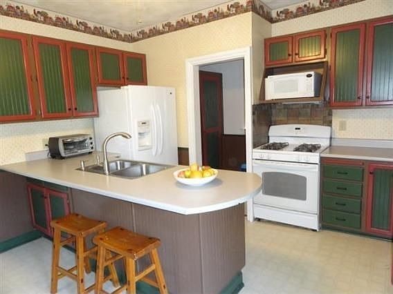 3rd image of 619 E Court St