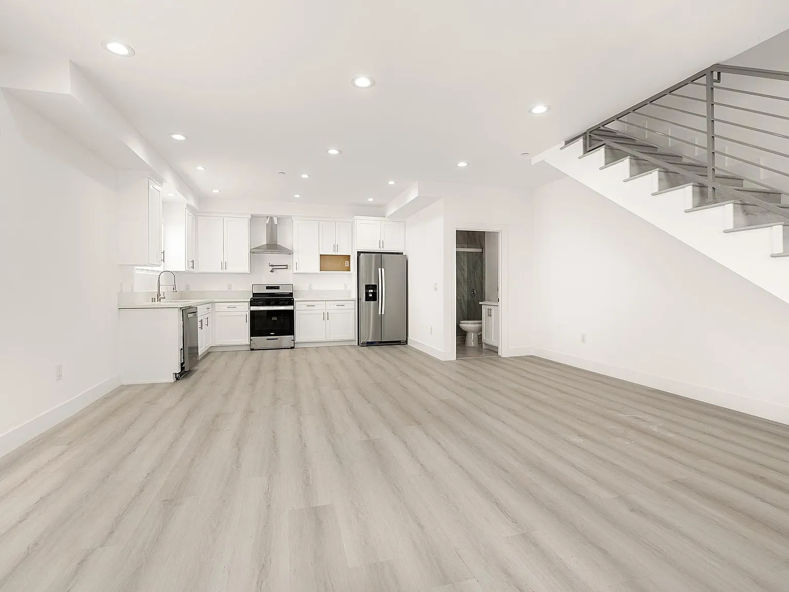 4 bed, 1750 sqft, $4,144 — Photo 3