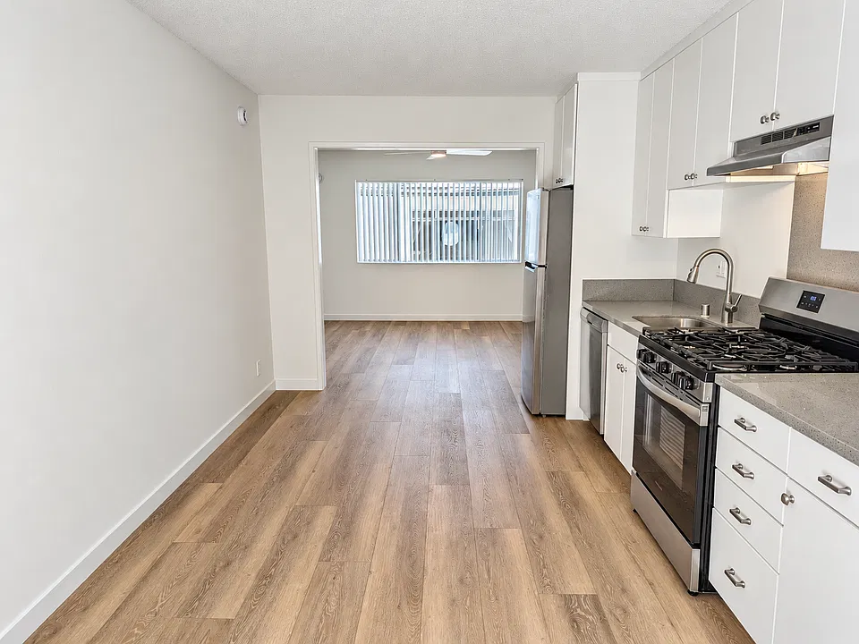 153 S Hayworth Ave #203