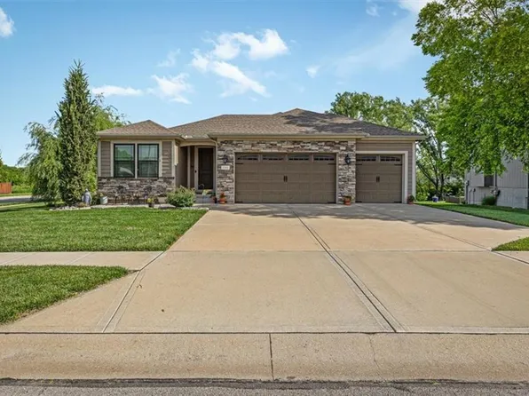 1300 N 4th St E, Louisburg, KS 66053