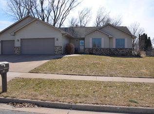 1403 William Dr, Onalaska, WI 54650