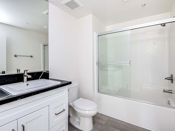 3rd image of 6120 Woodman Ave #302